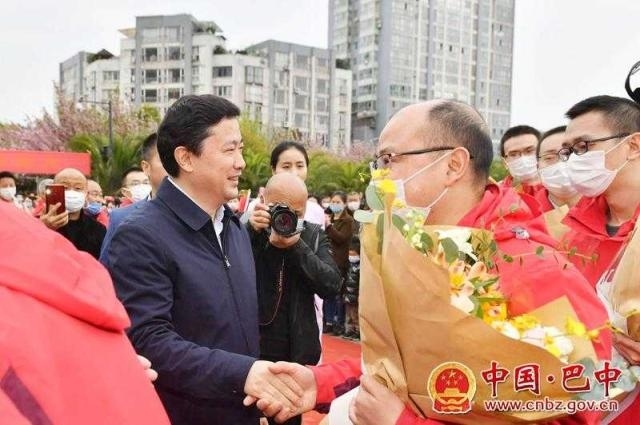 巴中市隆重举行援鄂医疗队员凯旋欢迎仪式