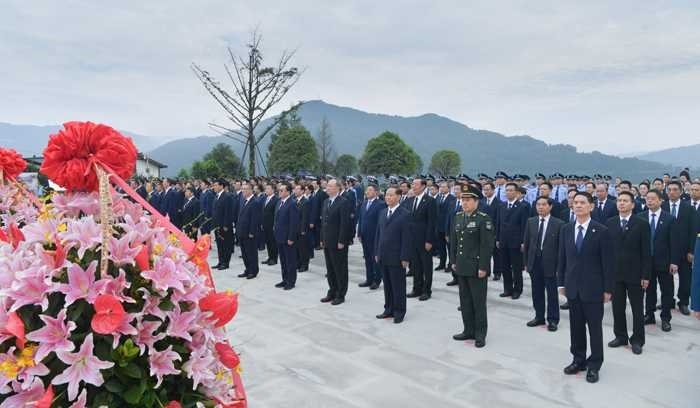 我省隆重举行向人民英雄敬献花篮仪式<br>彭清华吴社洲尹力柯尊平邓小刚姜平等出席