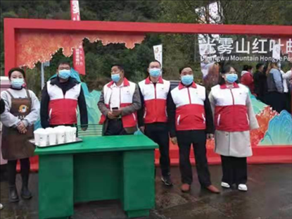 红叶中的&ldquo;红人&rdquo;&mdash;&mdash;红十字志愿者