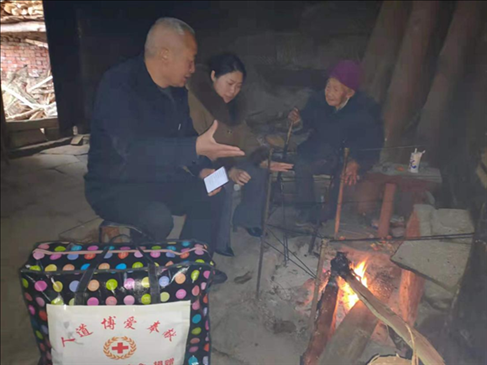 平昌县红十字会开展“博爱送万家”活动