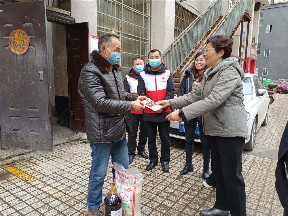 巴中红十字系统开展“博爱送万家”活动