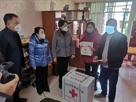 红十字博爱送万家&mdash;市委常委温奇志走访慰问<br>困难群众